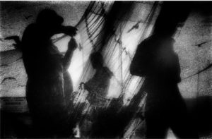 Visuel d'une œuvre d'Irène Jonas, photographie peinte, en noir et blanc, présentée à la galerie Net Plus